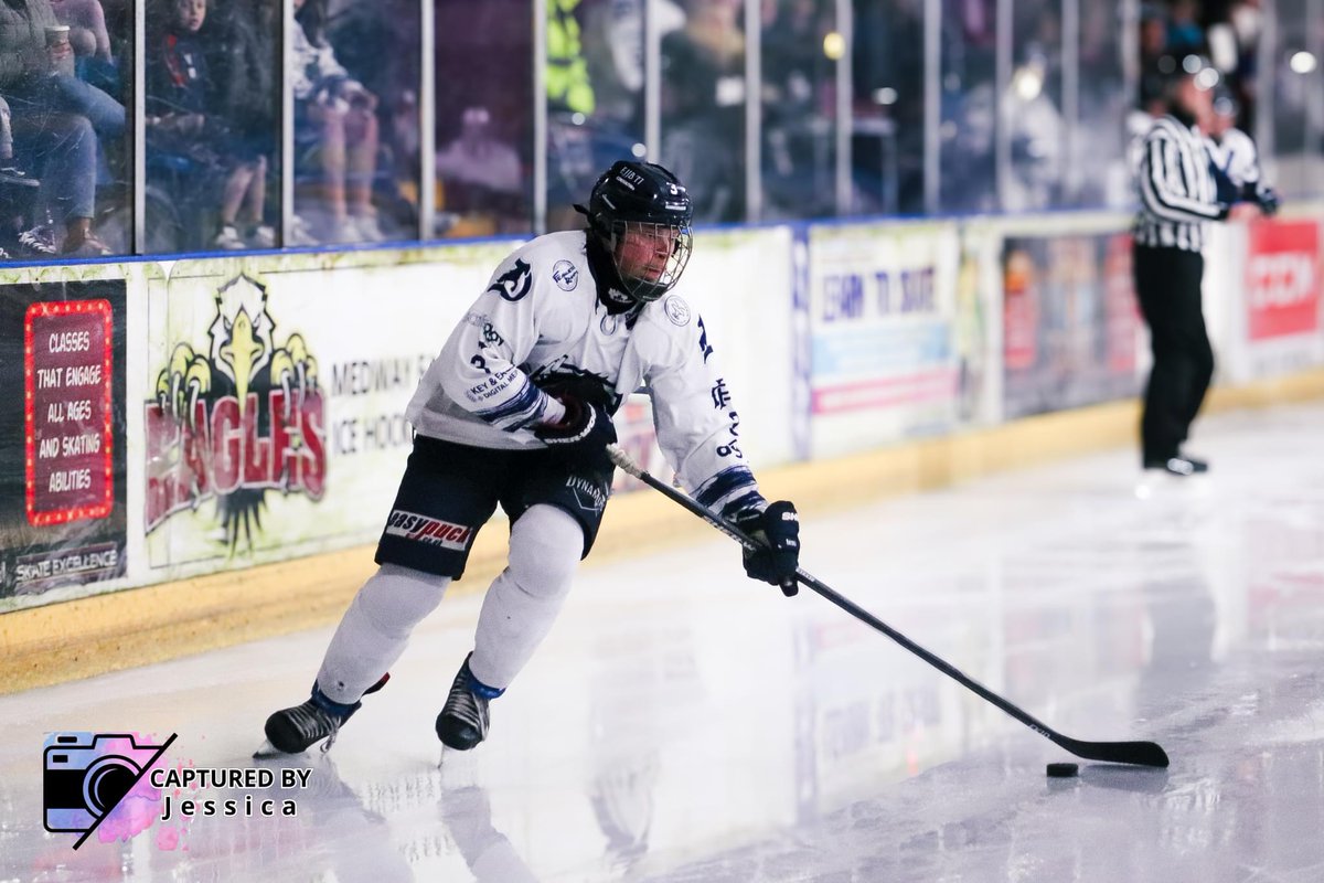 The Invicta Dynamos looking ice-cold at the rink.🧊🏒 Let us elevate your sportswear, get in touch today. 
⁠
📸 Captured By Jessica 
⁠
#feelthepower #dunamissportswear #dunamiswear #icehockeyuk #icehockeyplayers