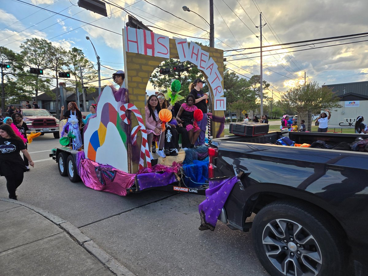Barrios_LLE's tweet photo. What an awesome experience to be part of HHS 2024 Homecoming Parade!! @HumbleISD_LLE @HumbleISD #ShineALight #SendItOn #WildcatProud @HumbleISD_HHS https://t.co/oVhtXirFZW