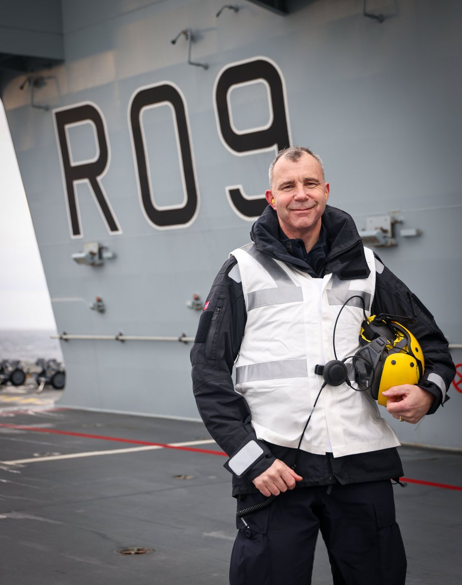 COMUKCSG's tweet photo. Fleet Commander of the Royal Norwegian Navy embarked @HMSPWLS. 🇳🇴🚢

Cdre Haugen joined us to understand how we will operate together during next year's joint deployment.

#Norway  #Navy #StrikeWarrior https://t.co/pnlx6b7Q6p