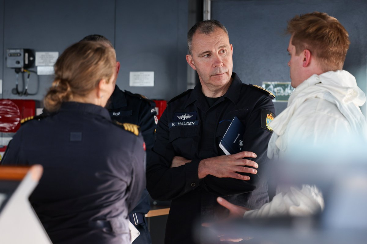 COMUKCSG's tweet photo. Fleet Commander of the Royal Norwegian Navy embarked @HMSPWLS. 🇳🇴🚢

Cdre Haugen joined us to understand how we will operate together during next year's joint deployment.

#Norway  #Navy #StrikeWarrior https://t.co/pnlx6b7Q6p