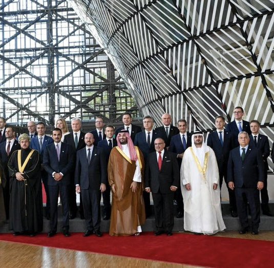 bandaralallmae's tweet photo. وغدوتَ تصنع للبلاد مهابةً 
         تمضي بشعبك لا تَكِلُّ عزائمك
هذي العواصم أشرعت أبوابها
         لك يا #ولي_العهدِ تنشد هِمَّتك
عَرَفَتْكَ يا رمزَ الزعامةِ رائدًا
          فتسابقتْ بعلومِهَا لتُصافِحَك
واستَبْشَرتْ بك سيدي كُلُّ المُنَى
          وتلألأتْ مثل النجوم فضائ��ُك https://t.co/YHSpjbxIfY