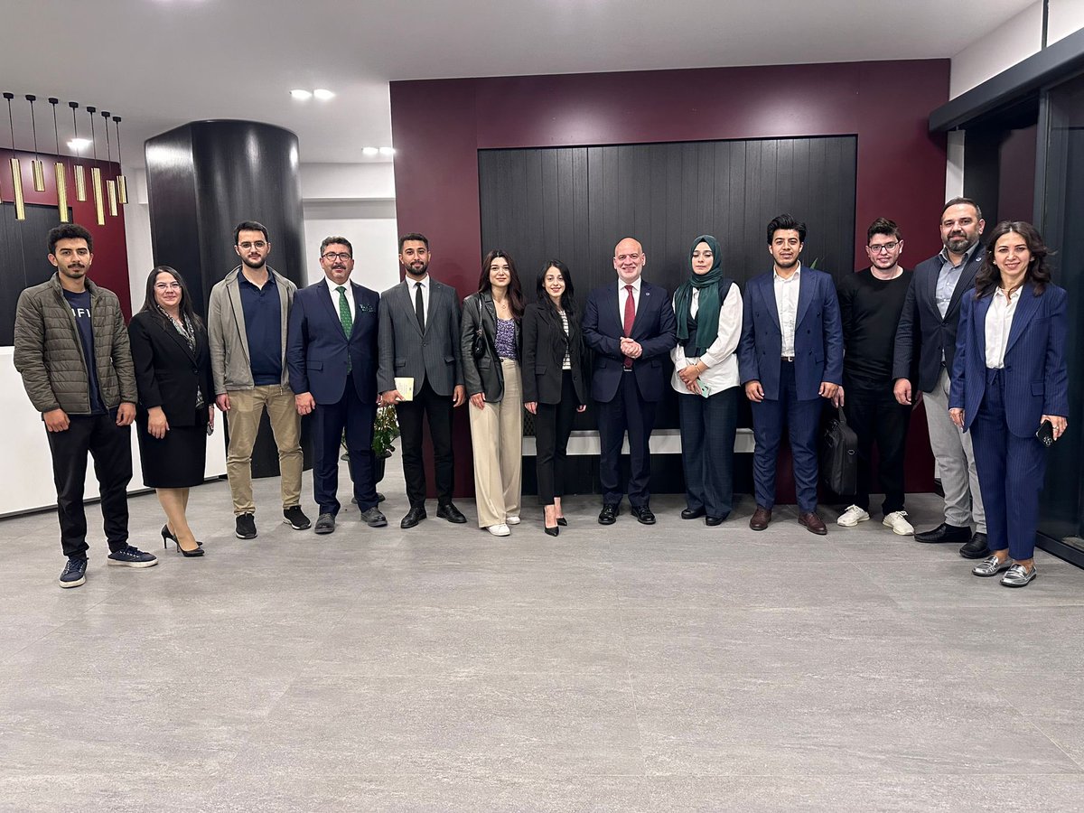 Av. Sabri Hafif (@sabrihafif) on Twitter photo Genç meslektaşlarımız ile söyleşide buluştuk. Onlar sordular biz cevapladık. Yeni dönemde genç meslektaşlarımızı daha da çok dinlemek istiyoruz. Birlikte yeni projeler gerçekleştirmeyi hedefliyoruz. “Genç Avukatlar için Genç Baro” <a href="/ankara2barosu/">Ankara 2 No'lu Barosu</a> Genç meslektaşlarımız ile söyleşide buluştuk. Onlar sordular biz cevapladık. Yeni dönemde genç meslektaşlarımızı daha da çok dinlemek istiyoruz. Birlikte yeni projeler gerçekleştirmeyi hedefliyoruz. “Genç Avukatlar için Genç Baro” <a href="/ankara2barosu/">Ankara 2 No'lu Barosu</a>
