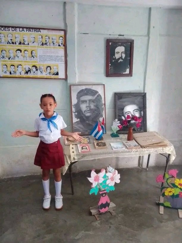 GelsyPuig15445's tweet photo. Pioneros de la Escuela Jesús Suárez Gayol en #Minas visitan la exposición Camilo -Che en la Biblioteca escolar donde realizan diversas actividades para recordar a dos grandes héroes de nuestra patria.
#EducaciónMinas
#TenemosMemoria
#checamilo https://t.co/kwp43mwjva