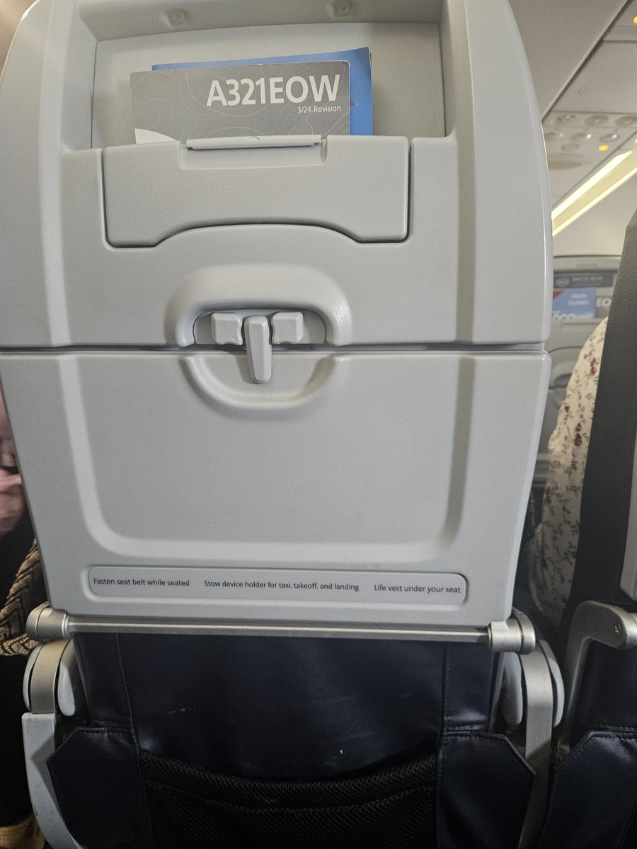 TurfMamba's tweet image. No screens on any of the planes today. Is this Spirit? @AmericanAir