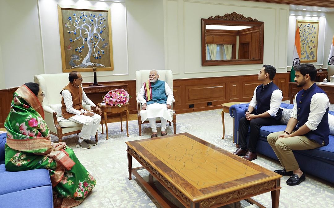 भारत और भारतीयों की उन्नति के लिए दिन-रात समर्पित, देश के आदरणीय प्रधानमंत्री श्री <a href="/narendramodi/">Narendra Modi</a> जी से मिलना अत्यंत गौरवपूर्ण क्षण है।

वह अद्वितीय ऊर्जा से भरे हैं, विकसित भारत के लिए उनका विजन अद्भुत है।