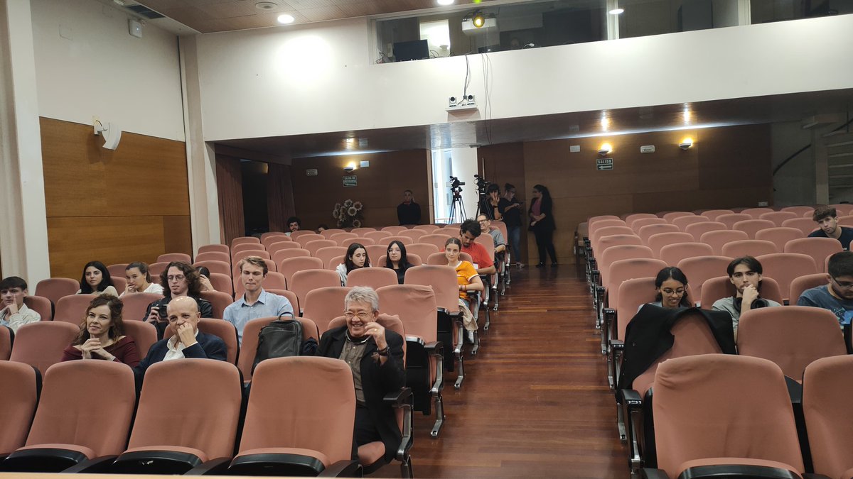 williamcadiz's tweet photo. Genial ver a alumn@s de periodismo tan implicados en la mesa redonda donde hemos hablado @luciacab @Pezdoblado y yo sobre videojuegos y series de televisión en el congreso Periodismo, otras narrativas. #GPIO24 @FMAlcantara @InfoUMA https://t.co/cPdFEKorD5