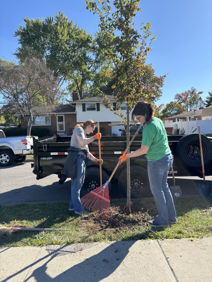 OhioEPA's tweet photo. "It's not about what it is, it's about what it can become."
#OhioEPA was definitely channeling #TheLorax when planting 20 trees at #ValleyForgeElementary - to provide shade, absorb rainwater, benefit wildlife and help reduce the urban heat effect.
@ColsCitySchools @ColsRecParks https://t.co/sRmFVh3DFS