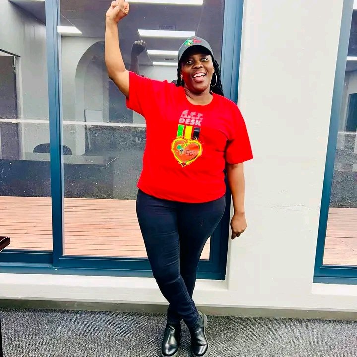 athenkosi591's tweet photo. She was suspended, served her time,came back and worked the ground , still a solid member of the Economic Freedom Fighters  @EFFSouthAfrica , now thats what I call loyalty to the organisation @ntlhapa . 
You have my atmost respect mama❤❤ https://t.co/2dqi1Ilhfp