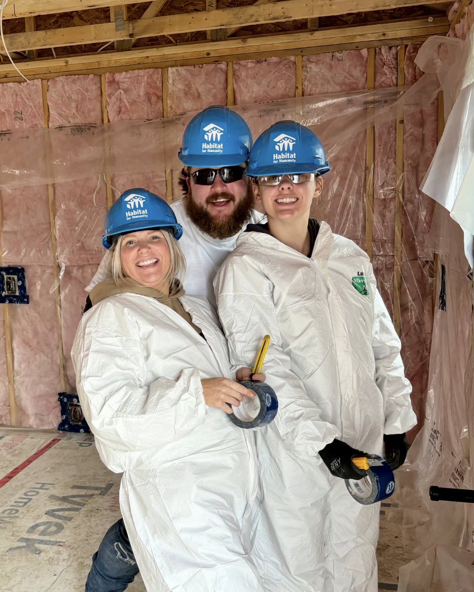 ReStoreSarnia's tweet photo. Everyone is having a great time on site today!

#TeamBuildDay #GreyCrescentBuild #PembinaOnSite https://t.co/rXGdAzcxff
