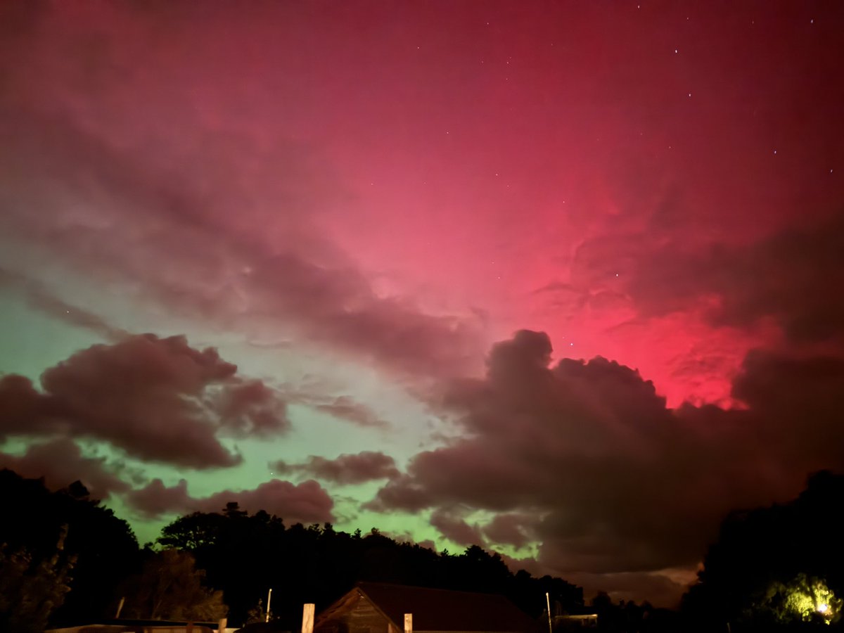 CLandzicht's tweet photo. Wat was het toch ongelofelijk mooi #poollicht #Aurora #Terschelling https://t.co/ekIneTPo18
