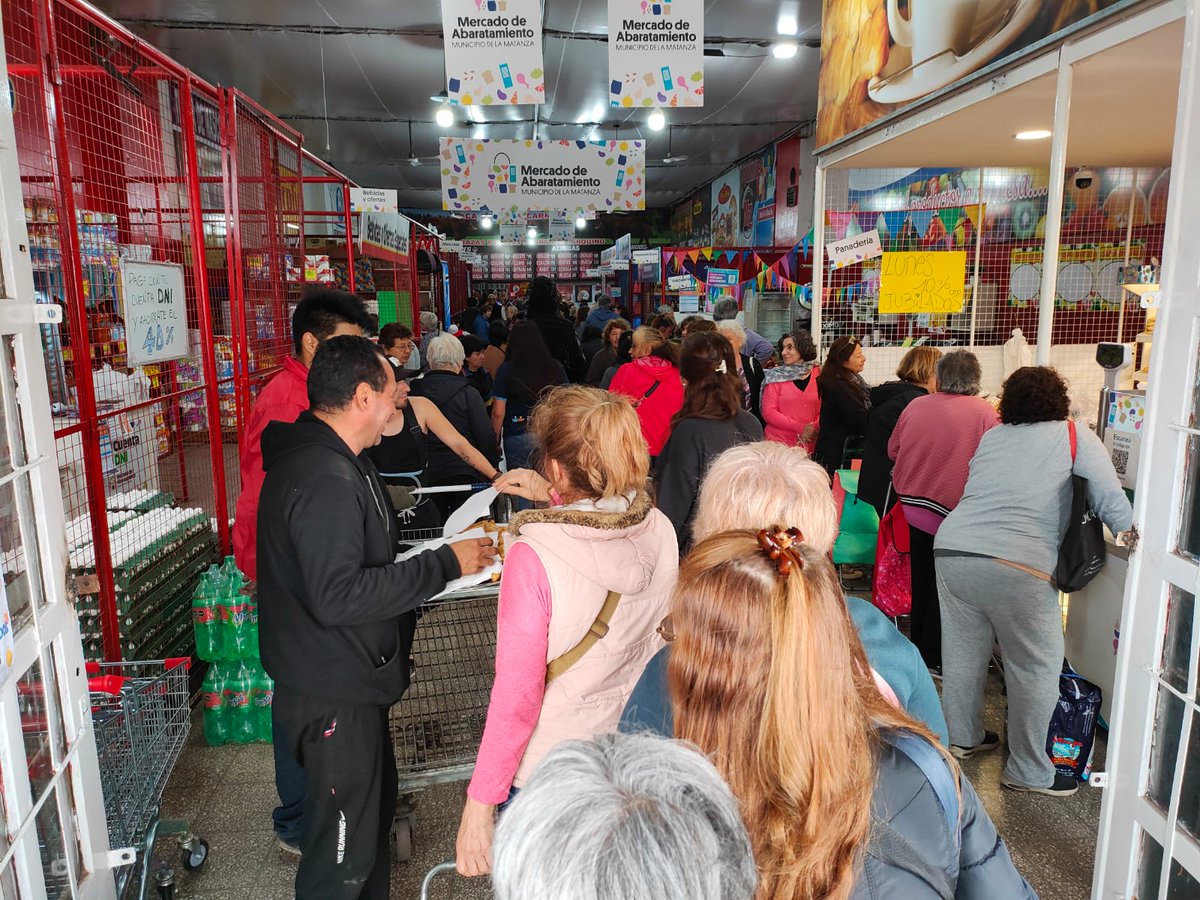 giorgi_debora's tweet photo. 📌En conjunto con la Secretaría de la 3° edad, acercamos a más de 100 jubilados hasta el nuevo Mercado Municipal de Abaratamiento de Laferrere (Ruta 3, km25,7) https://t.co/pqth9lkeqH