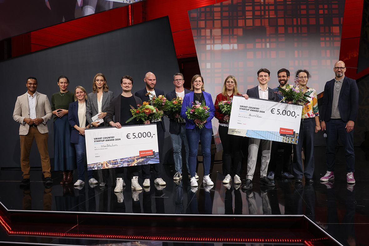 Der Smart Country Startup Award geht 2024 nach Bremerhaven &amp; Berlin! 🏆

Herzlichen Glückwunsch an Neuraflow &amp; UrbanDataLens, die sich mit ihren innovativen Lösungen in den Kategorien #SmartCity &amp; #GovTech auf der <a href="/SmartCountryCon/">Smart Country Convention</a> durchgesetzt haben. 🎉
bitkom.org/Presse/Pressei…