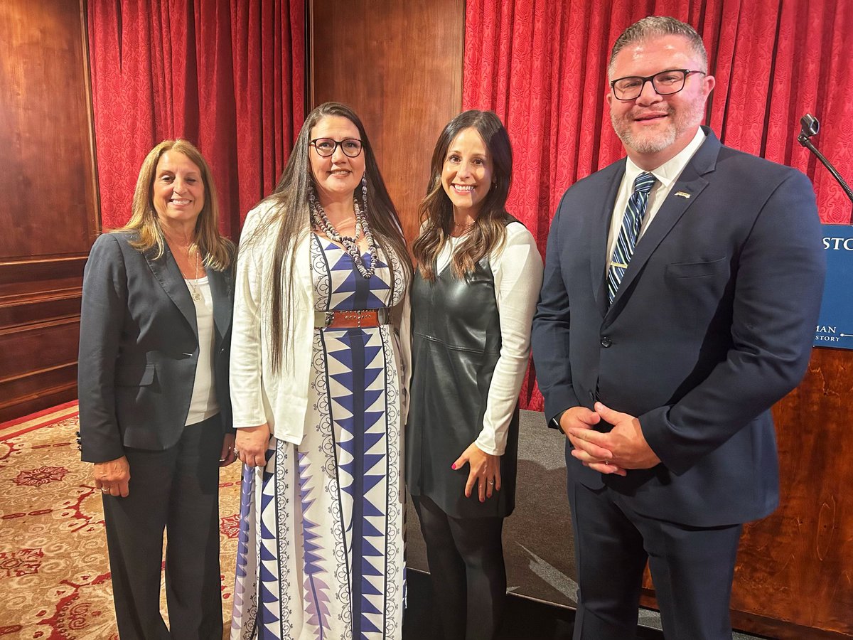 Privileged to join my fellow <a href="/Gilder_Lehrman/">The Gilder Lehrman Institute of American History</a> #NHTOY to honor the 2024 winner, the fantastic <a href="/HenuNea/">Wunneanatsu Lamb-Cason (she/her)</a>! A tremendous educator who inspires with her story, work, and passion for the craft!