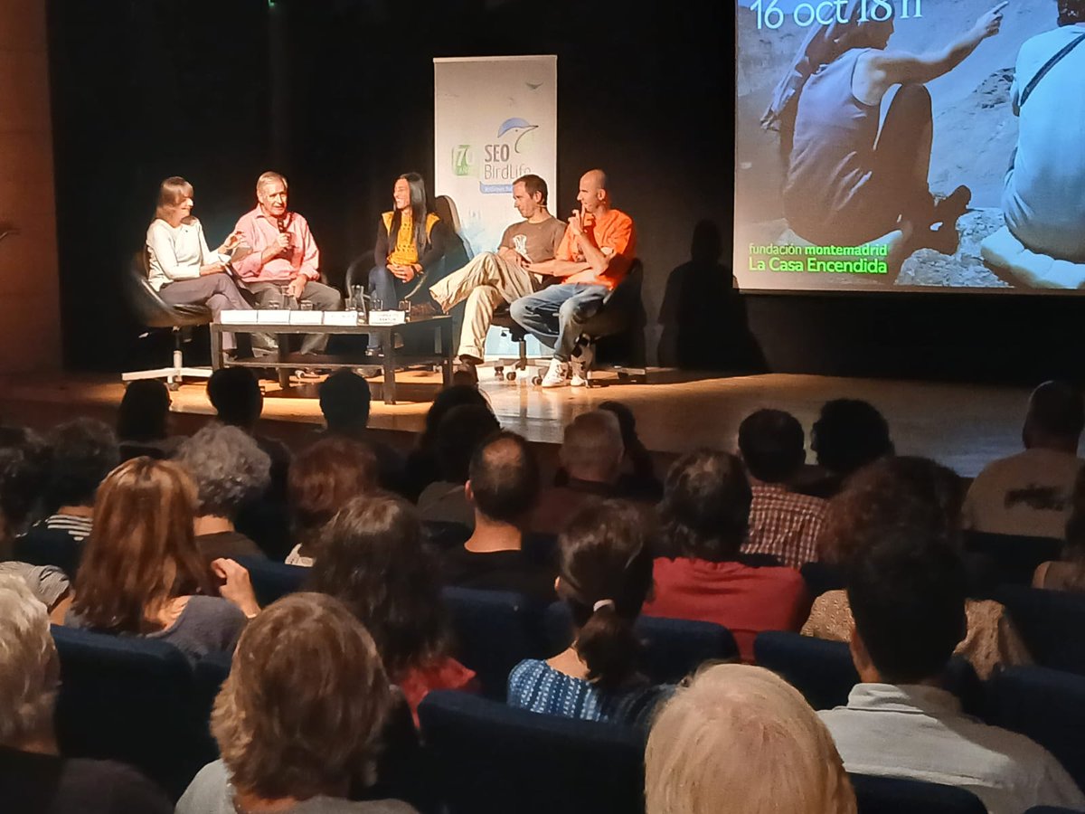 SEO_BirdLife's tweet photo. 📽Qué lujo tener al elenco del documental "Centinelas del viento" en el ciclo #Pajareros
contando los secretos de rodaje de los halcones de Eleonora en el árido islote de Alegranza. https://t.co/LqnodM9xXL