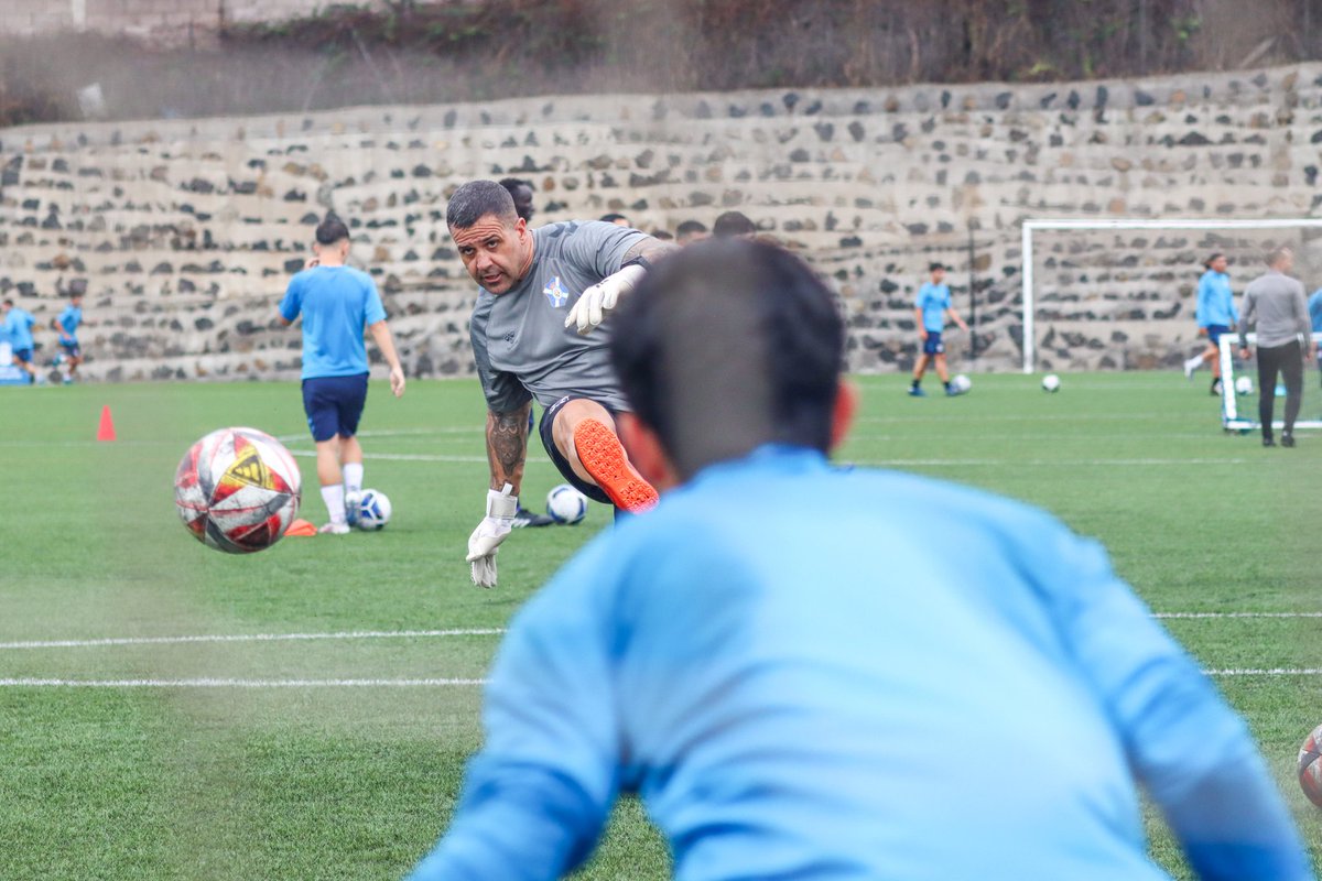CanteraCDT 🏴 (@cdtcantera) on Twitter photo 🧤 Este miércoles comenzó el Entrenamiento Específico para Porteros, con la coordinación de <a href="/Danihs21/">Dani Hernández</a> y <a href="/OrtizZeben/">zeben Ortiz</a>, preparador de porteros del primer equipo ⚪🔵.
#CanteraCDT <a href="/CDTOficial/">CD Tenerife 🏴</a> #AmorEterno 🧤 Este miércoles comenzó el Entrenamiento Específico para Porteros, con la coordinación de <a href="/Danihs21/">Dani Hernández</a> y <a href="/OrtizZeben/">zeben Ortiz</a>, preparador de porteros del primer equipo ⚪🔵.
#CanteraCDT <a href="/CDTOficial/">CD Tenerife 🏴</a> #AmorEterno