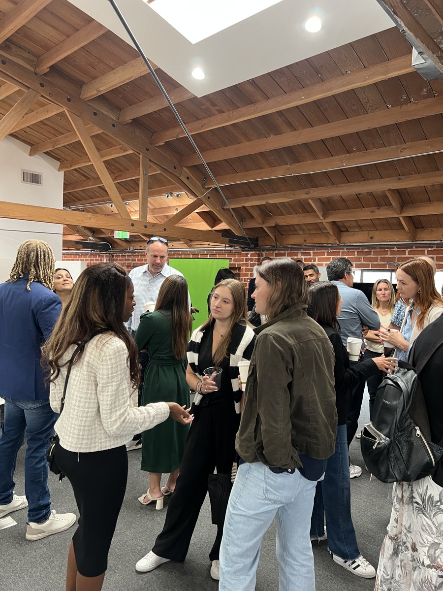 Techweek_'s tweet photo. Packed room &amp; lively discussions at the Advisor, Consultant &amp; Fractional meetup! 🔥 Garden Labs founder Amanda Schwartz Ramirez @2LiveJew led an event where #startup founders swapped tips &amp; advisors shared strategies—a new way to network has landed! 🤝 #LATechWeek https://t.co/xVRZcccMLi