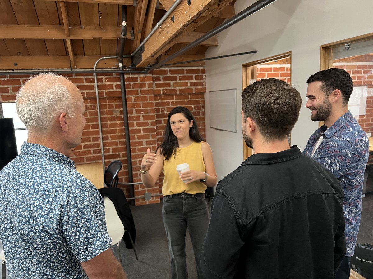 Techweek_'s tweet photo. Packed room &amp; lively discussions at the Advisor, Consultant &amp; Fractional meetup! 🔥 Garden Labs founder Amanda Schwartz Ramirez @2LiveJew led an event where #startup founders swapped tips &amp; advisors shared strategies—a new way to network has landed! 🤝 #LATechWeek https://t.co/xVRZcccMLi