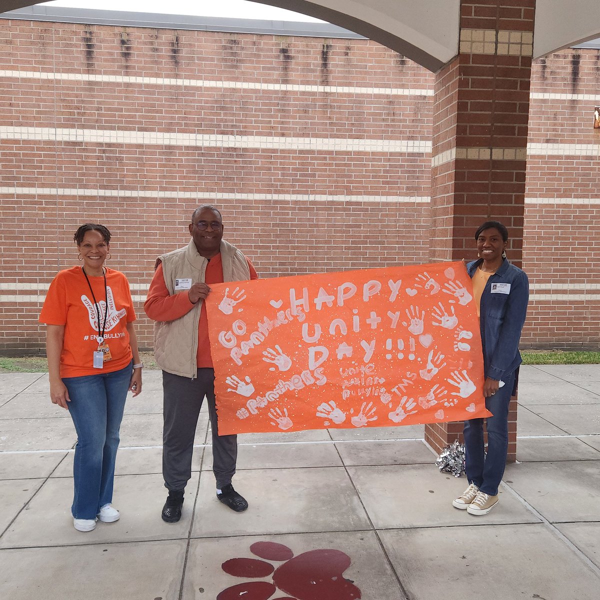 Fabulous morning at <a href="/HumbleISD_TMS/">Timberwood Middle</a> 
🧡 We invited parents and guardians to join us in welcoming our Panthers to school today! Together, we stand for #Kindness
#Acceptance #Inclusion
#UnityDay 
<a href="/dalilanich82/">Dalila</a> 
<a href="/HumbleISD_CBS/">HumbleISD_CBS</a> 
<a href="/HumbleISD/">Humble ISD</a>