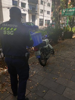 UCS_GCDMX's tweet photo. @EvidenciaCdMx @OVIALCDMX @Delvalle_Quejas @NarvarteVecinos @peatonesprimero @repartidorr @niunarepamenos Acude al lugar Policía de #TránsitoGCDMX se sanciona conforme al reglamento de Tránsito con folio de infracción.
Así mismo mantiene un dispositivo de seguridad y movilidad con el fin de evitar faltas al Reglamento de Tránsito. https://t.co/YDsNX36nIW