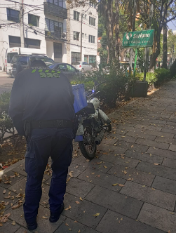 UCS_GCDMX's tweet photo. @EvidenciaCdMx @OVIALCDMX @Delvalle_Quejas @NarvarteVecinos @peatonesprimero @repartidorr @niunarepamenos Acude al lugar Policía de #TránsitoGCDMX se sanciona conforme al reglamento de Tránsito con folio de infracción.
Así mismo mantiene un dispositivo de seguridad y movilidad con el fin de evitar faltas al Reglamento de Tránsito. https://t.co/YDsNX36nIW