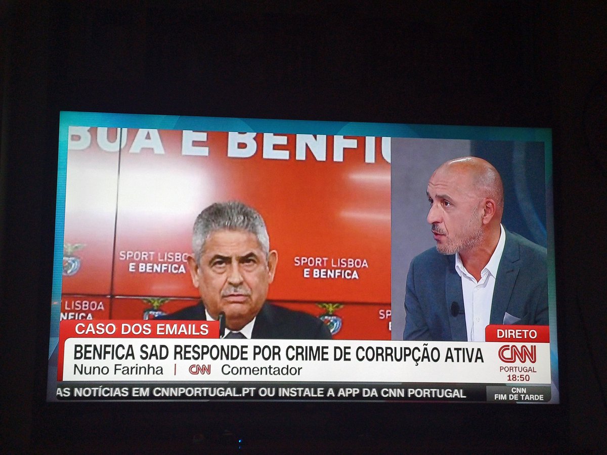 Pinheiroajs's tweet photo. Nuno Farinha comentador independente de futebol da CNN a falar do caso dos emails 🤣 https://t.co/xhOoec60zT