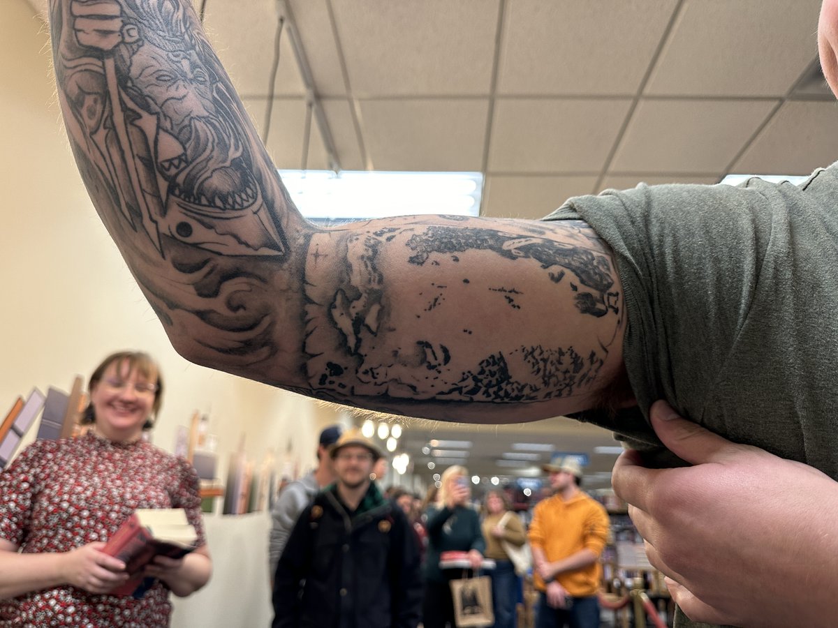 paolini's tweet photo. Had a great tour launch for the deluxe edition of #Murtagh yesterday! Thank you to all the fans who came out to @SchulerBooks! Tag me with your fun pics and videos—can’t wait to see them. 📕📕📕 
.
. @GetUnderlined #worldoferagon #AuthorsOfTwitter https://t.co/iSFnkMMiDJ