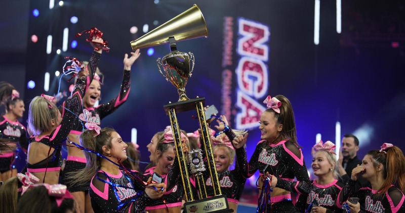 CheerTheory's tweet photo. 📣The Varsity Cheer League returns for the 2024-2025 season, and winners will take home over $500,000 in cash and prizes. 

🏆The League 6 teams prizes 👀

1st $10,000
2nd $7,500
3rd $5,500
4th $2,500
5th $1,000

Learn how it all works here ⬇️

#CTPartner #Ad @VarsityAllStar