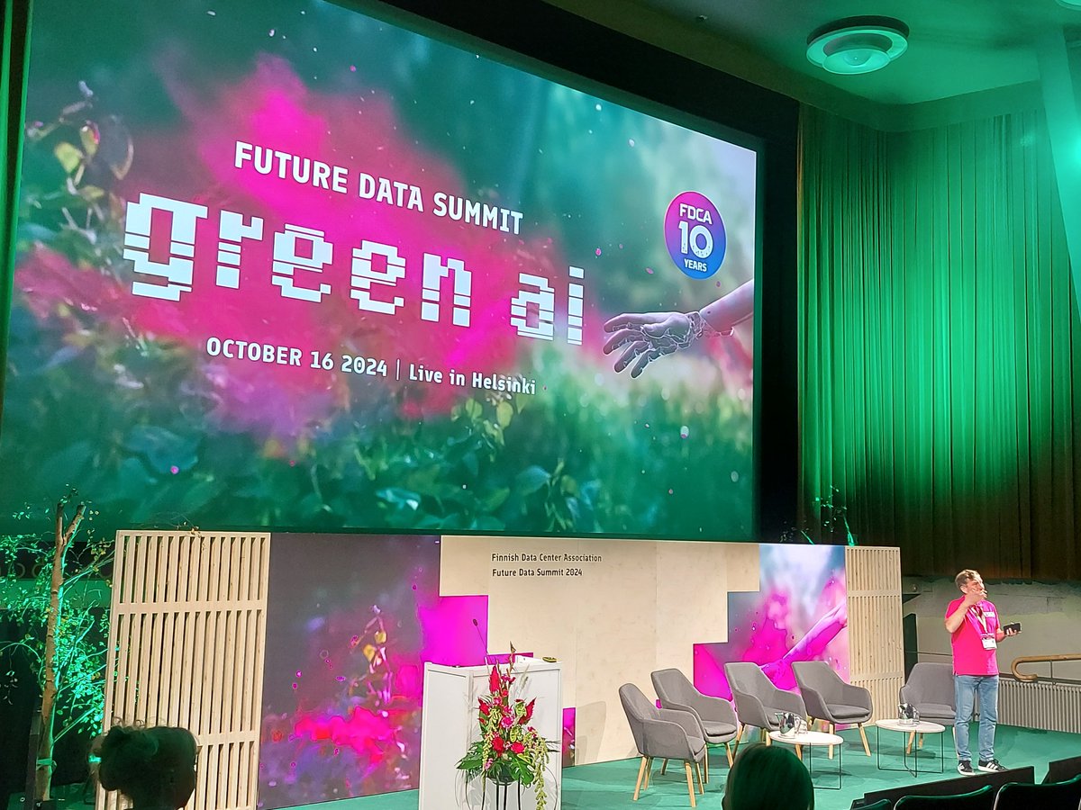 Susanna_SRV's tweet photo. Future Data Summit ✨ Oli taas hyvä tapahtuma! Puhujia mm. Googlelta, Microsoftilta ja datakeskusaloilta. Tänä vuonna teemana vihreä tekoäly 🌱🤖 Mukana myös Helgi &amp; Erlend! 😄 #FutureDataSummit #FDCA #futuredatasummit2024 https://t.co/G6WWjvp8dd