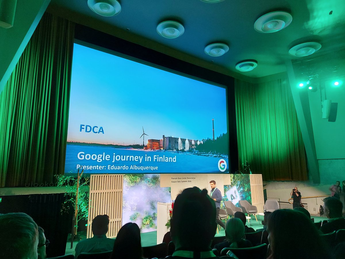 Susanna_SRV's tweet photo. Future Data Summit ✨ Oli taas hyvä tapahtuma! Puhujia mm. Googlelta, Microsoftilta ja datakeskusaloilta. Tänä vuonna teemana vihreä tekoäly 🌱🤖 Mukana myös Helgi &amp; Erlend! 😄 #FutureDataSummit #FDCA #futuredatasummit2024 https://t.co/G6WWjvp8dd