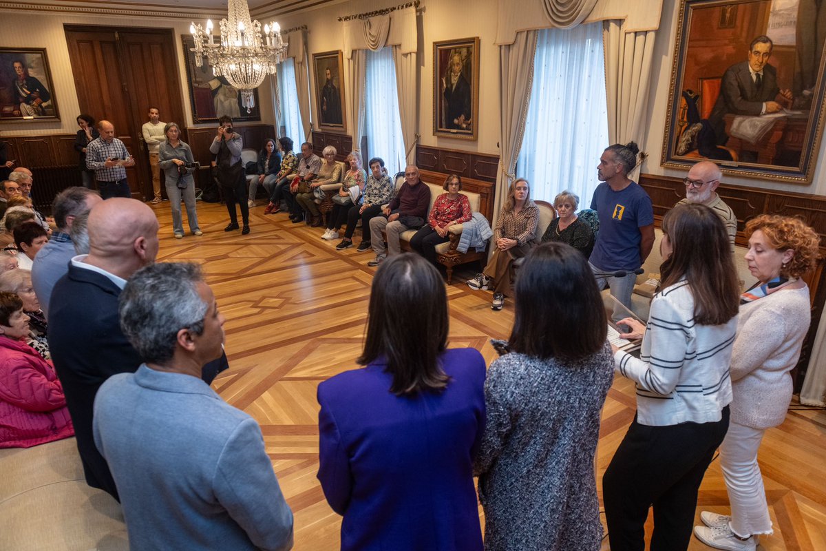 🚛🚚 El Ayuntamiento de Vitoria-Gasteiz ha rendido hoy homenaje a las víctimas de uno de los más trágicos accidentes ocurridos en nuestra ciudad

👉Hace 50 años, en el barrio de El Pilar, 13 personas fallecieron como consecuencia de la explosión provocada por el choque de dos