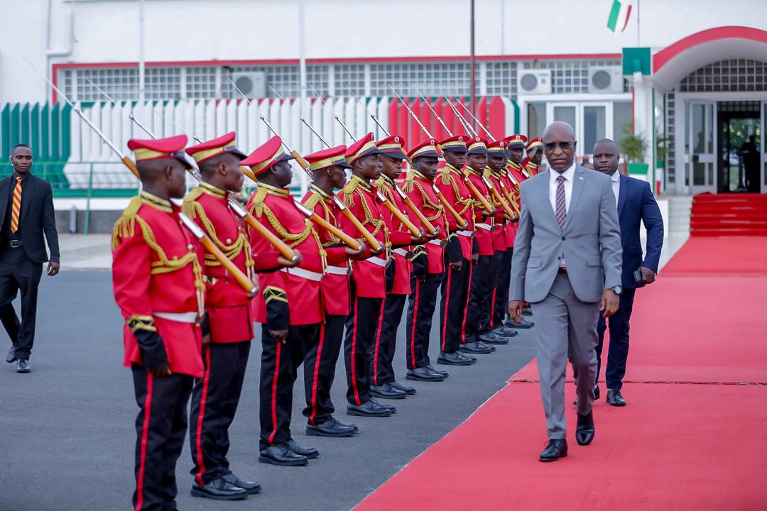 MANIRAMBON47699's tweet photo. Umushikiranganji wa mbere #GervaisNdirakobuca yafashe urugendo ku muhingamo wo kuri uyu wa gatatu wa 16/10 2024 agana mu gihugu ca #Guinée_Équatoriale aserukiye umukuru w'igihugu mu nama idasanzwe ya 25 y'abakuru b'igihugu n'amareta ari mw'ishirahamwe rya Afrika yo hagati #CEEAC. https://t.co/jJeiiNDM32