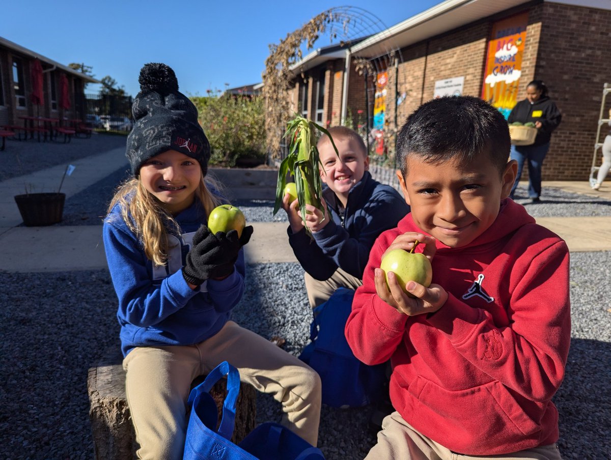 Nothing says fall quite like pumpkin picking and a trip to our Farmers Market 🍎🎃 Thanks <a href="/rbps_pto/">rbps_pto</a>!  <a href="/rbpsEAGLES/">Red Bank Primary</a> <a href="/MrsGirardiRBPS/">Mrs.Girardi RBPS</a>