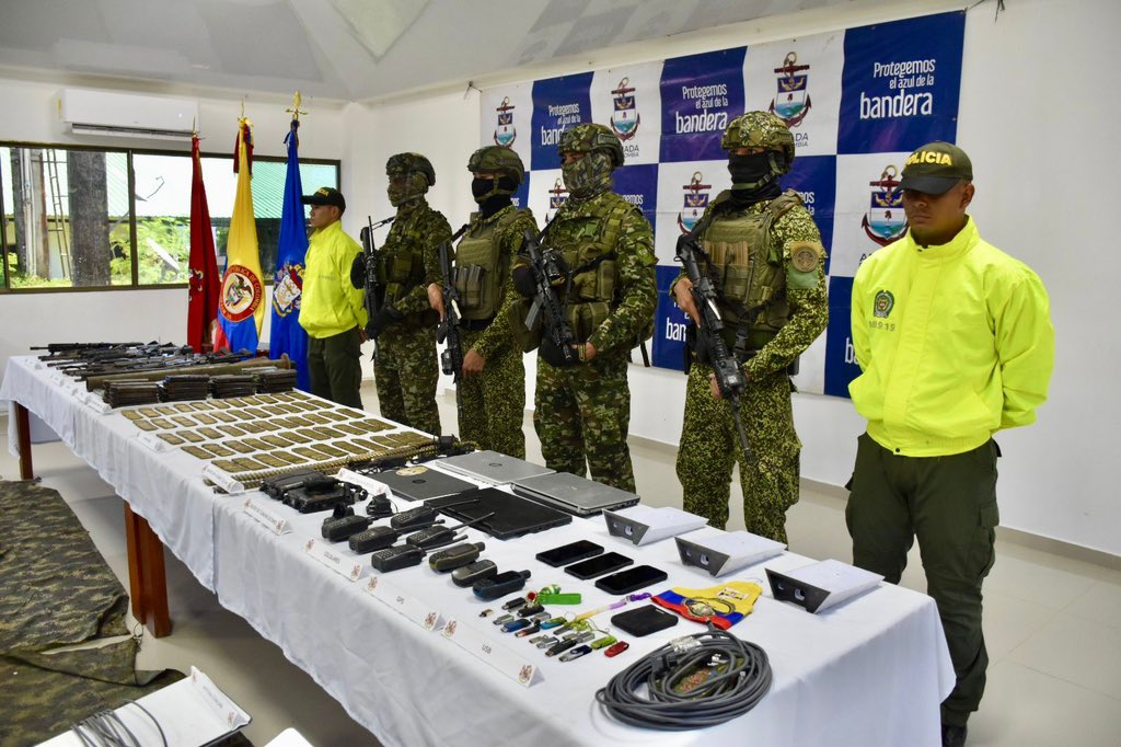 mindefensa's tweet photo. Propinamos duro golpe a las disidencias de ‘Iván Mordisco’ en Solano, Caquetá: tras intensos combates, se produjo la muerte de ocho integrantes de este grupo armado residual en el desarrollo de operaciones de  @FuerzasMilCol en coordinación de @PoliciaColombia. Se ha confirmado que varios sujetos resultaron heridos, desarticulando así esta estructura criminal.

En esta operación exitosa, fue rescatado un menor de 14 años que había sido reclutado de manera forzada por este grupo para adelantar acciones criminales en contra de la población civil. También fueron dos adultos y cinco menores de edad quienes manifestaron temer por sus vidas. 

Las tropas también incautaron un significativo arsenal que incluía un talonario con registros de extorsiones a la población civil, víveres, diez armas largas, cinco armas cortas, municiones de diversos calibres, proveedores, dos botes, equipos de campaña y chalecos multipropósitos.

Esto es un golpe significativo a las capacidades logísticas y operativas del grupo liderado por alias Iván Mordisco en la región Amazónica.