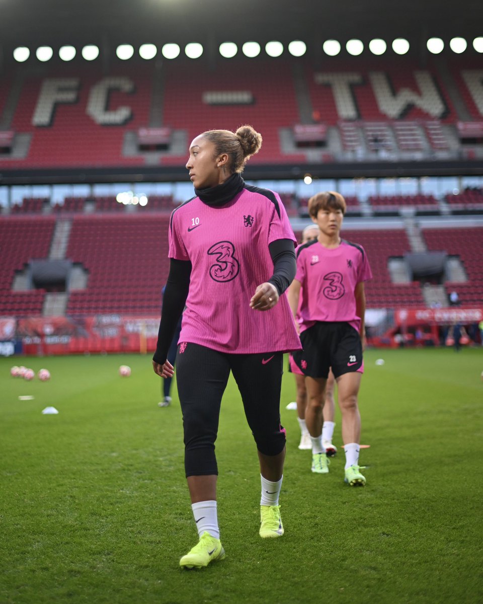 ChelseaFCW's tweet photo. Under the lights. 🔦

#UWCL https://t.co/wVWntBnHls