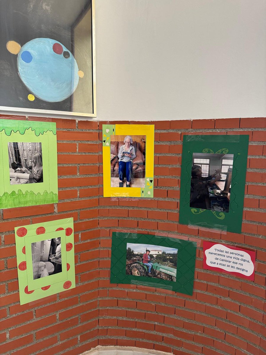 Ayer 15 de octubre en el <a href="/IESLanjaron/">IES Lanjarón</a> conmemoramos el Día Internacional de la Mujer Rural con esta preciosa exposición que ha preparado el alumnado junto a la responsable de Igualdad ¡Enhorabuena por el trabajo! #MujeresRurales