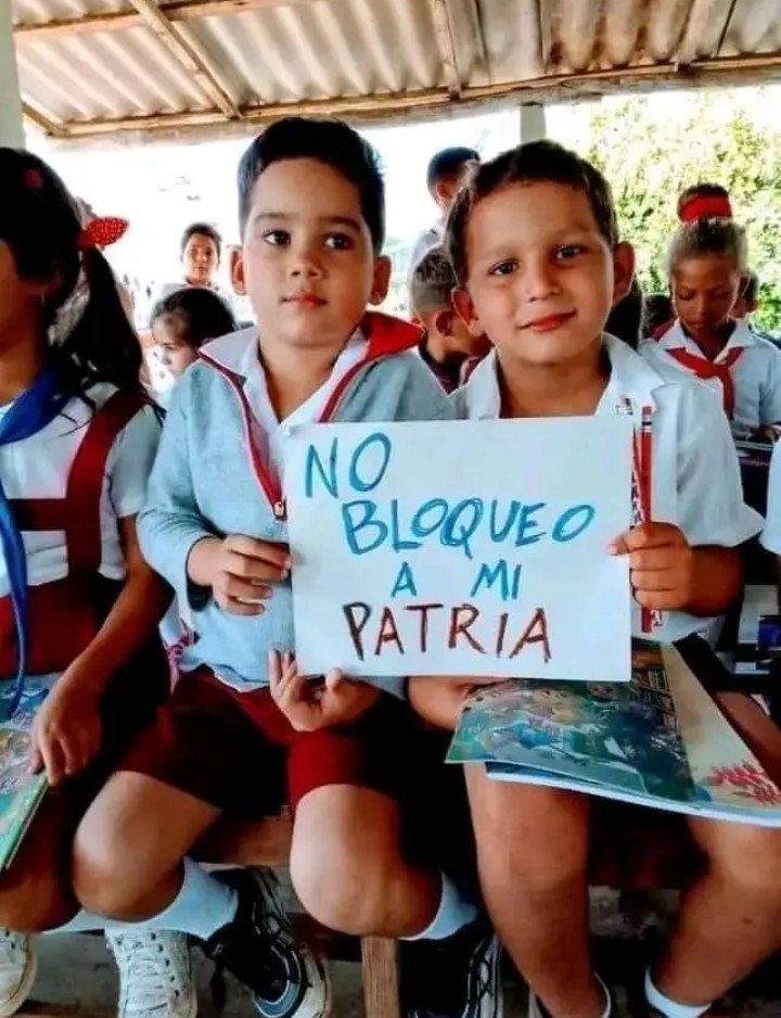 AlmaguerPerdomo's tweet photo. Los niños también exigen: #TumbaElBloqueo https://t.co/p7Wf5Cl6iA