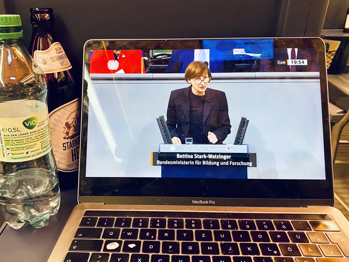 AKellerGEW's tweet photo. Freue mich auf großes Kino 😋 das Bahn-WLAN möge mitspielen 😬 #NotMyWissZeitVG #Dauerstellen #IchBinHanna https://t.co/dZ4HbsXo8C