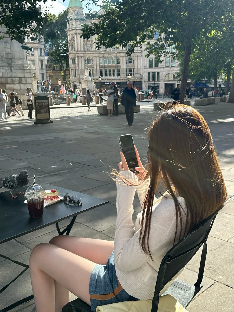 Queen58003543's tweet photo. Sunshine, sweet treats, and a perfect moment. 🍰🌿 https://t.co/8f8wkNVorC