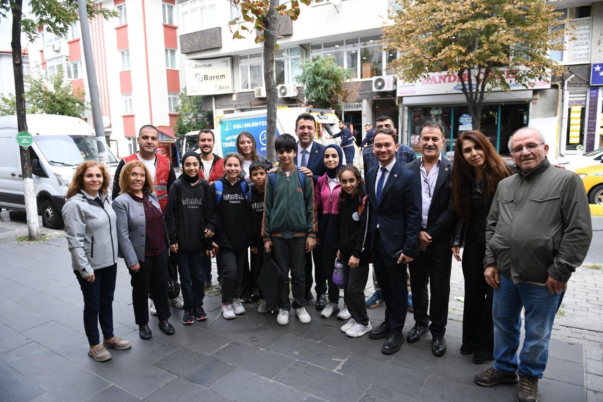 yenigencsisli's tweet photo. İlçe Ana Kadememiz, Gençlik ile Kadın Kollarımız ve Belediye Meclis Üyelerimizle birlikte, Gülbahar Mahallemizde esnafımızı ziyaret edip mahalle sakinlerimizle bir araya geldik.

Şişlimizin her mahallesinde, yurttaşlarımızın sorunlarını dinleyerek çözüm yolları hakkında fikir alışverişinde bulunuyoruz.