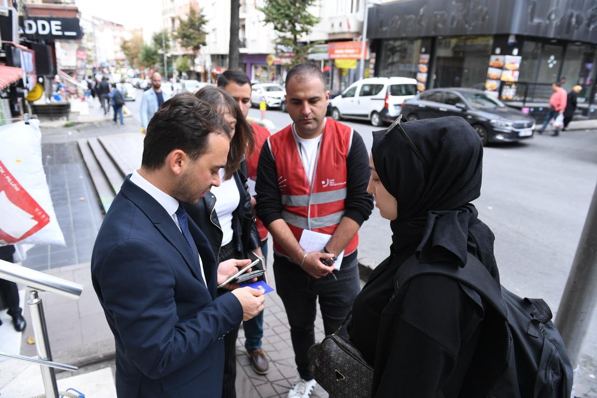 yenigencsisli's tweet photo. İlçe Ana Kadememiz, Gençlik ile Kadın Kollarımız ve Belediye Meclis Üyelerimizle birlikte, Gülbahar Mahallemizde esnafımızı ziyaret edip mahalle sakinlerimizle bir araya geldik.

Şişlimizin her mahallesinde, yurttaşlarımızın sorunlarını dinleyerek çözüm yolları hakkında fikir alışverişinde bulunuyoruz.