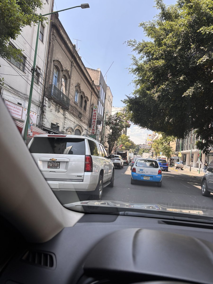 Zama81's tweet photo. Hola @AlessandraRdlv @AlcCuauhtemocMx ayúdenos por favor, en Antonio Caso siempre hay muchísimo tráfico por todos los coches que se estacionan en doble fila. https://t.co/jy8Kajwx7Y