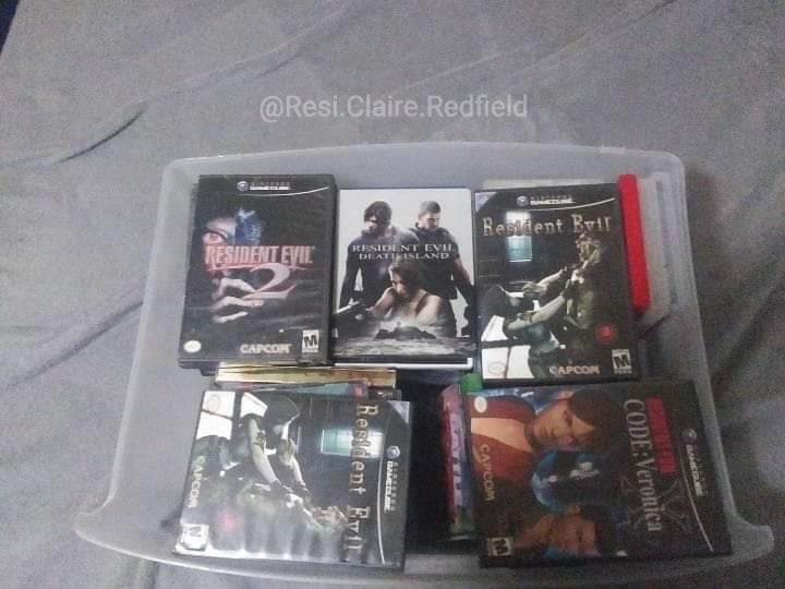 I was gonna take a new picture of my Resident Evil collection.

But it's too much to take out and return it, so enjoy this repost 

#REBHFun