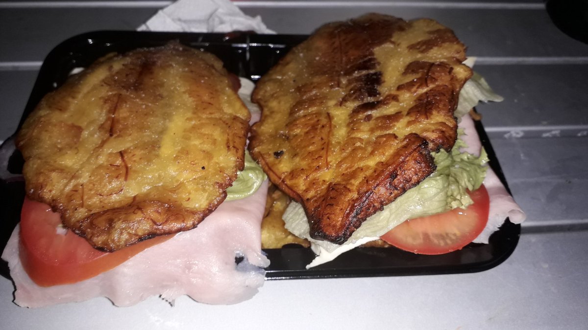 rose291177's tweet photo. @YobaniQuintero Patacones de plátano amarillo. Una cena familiar. https://t.co/Ci9b4qlScx