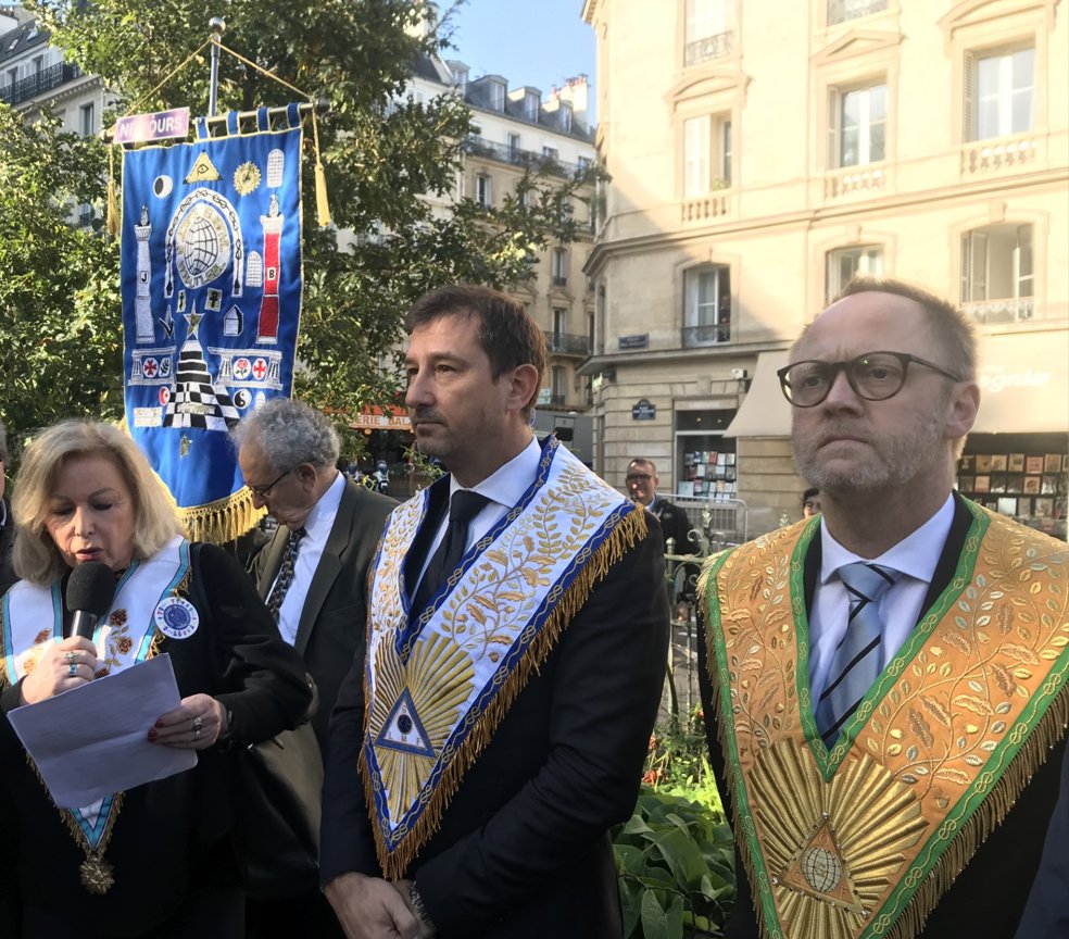 GODFOfficiel's tweet photo. A l’appel du Collectif Laïque National, des représentants d’associations, les francs-maçons d’obédiences amies et du @GODFOfficiel représentés par son Grand Maître @peninnicolas, étaient réunis ce matin, en mémoire de #SamuelPaty, et de #DominiqueBernard.
#Laïcité #liberté https://t.co/YNGfUtpC65