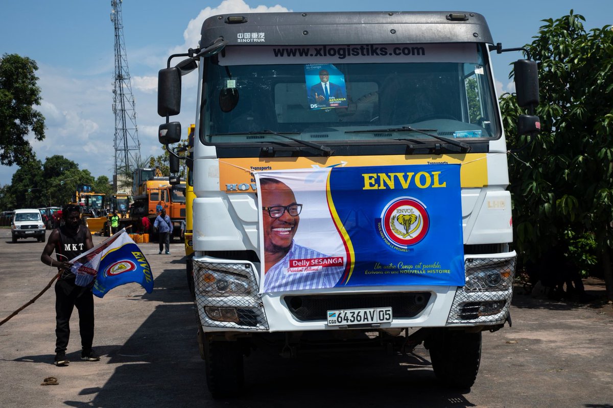 dechrist_ngongo's tweet photo. Grand partisans de Construisez chez vous, n'est pas slmnt un simple slogan pour le président @DSESANGA

Des engins pimpants neufs du génie civil,commandés,viennent d'être réceptionnés à kananga pour Deux grands projets de développement au profit de la population du Kasaï central. https://t.co/w6ifJo7WqX