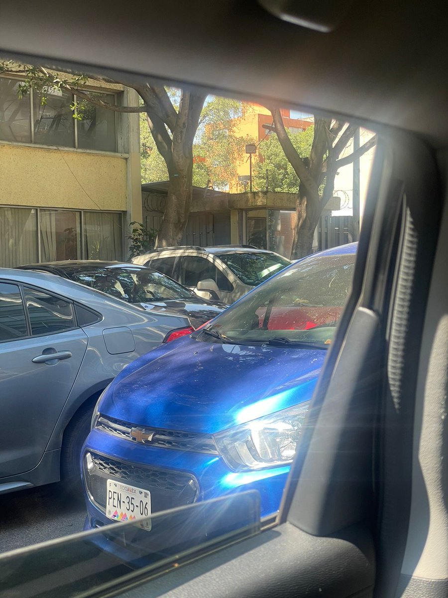 VCdmx99's tweet photo. @UCS_GCDMX @SSC_CDMX @OVIALCDMX @Alcaldia_Coy El problema continúa en calle Crepúsculo, Col. Insurgentes Cuicuilco; vecinos reportan triple fila de coches estacionados ¿Acaso hay negocio con las mismas autoridades de tránsito? https://t.co/XWm6DP2N2S