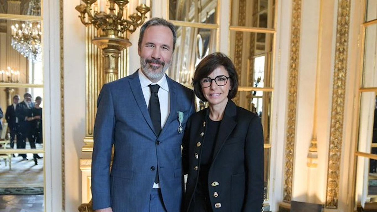 PremiereFR's tweet photo. Rachida Dati décore Denis Villeneuve
La ministre de la Culture enrichit son album photo.

https://t.co/jGz58IxYEP https://t.co/34JQfO7bD2