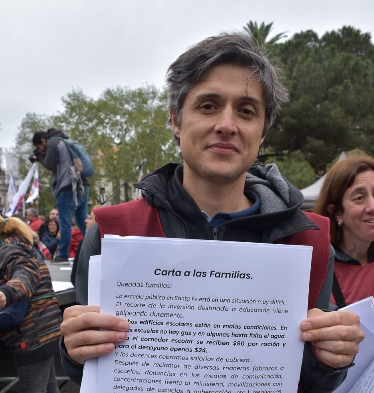 myriambregman's tweet photo. #AHORA Es gravísimo lo que ocurre en Rosario: se llevaron detenido a mi compañero Franco Casasola, del sindicato docente AMSAFE, y vienen nuevas detenciones. ¿La causa? Manifestarse contra una reforma previsional contra trabajadoras y maestras. Exigimos la urgente liberación. https://t.co/inUYJwDLyA