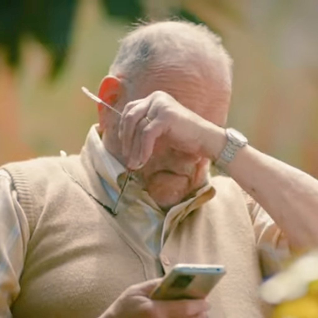 La propaganda del viejo que se está por morir y le pide a la nieta que vote lo que él quiere es espantosa.   Primero porque la lástima no es buen motivador de conducta.  Segundo, porque el viejo, cuando era joven, le chupó un huevo lo que votó su propio abuelo que seguramente