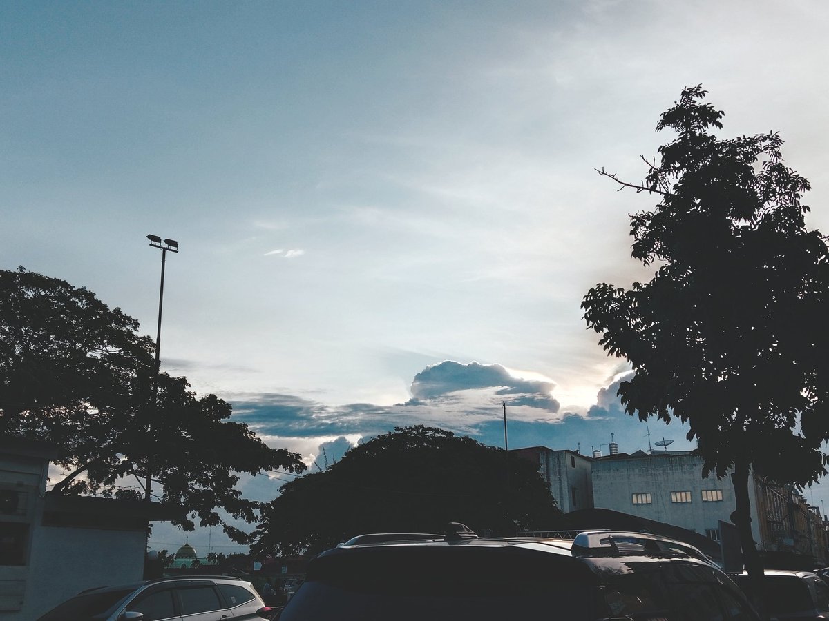 puzzcle's tweet image. the sky is beautiful, isnt it?